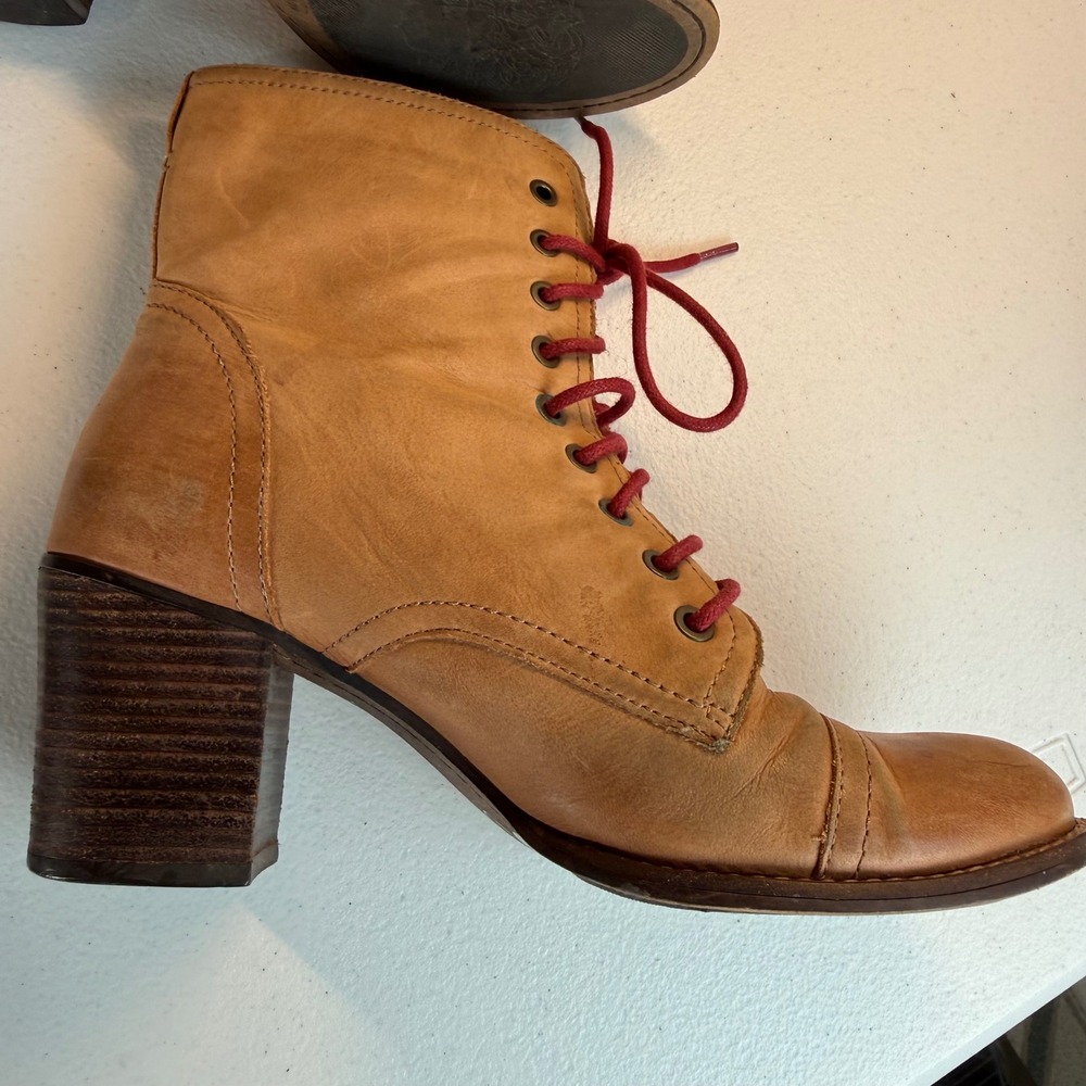 Vince Camuto Vestas Tan Leather Red Lace Up Ankle Boots 9B - Picture 8 of 16